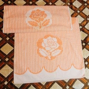 Vintage pair of Haynes Bathtowels